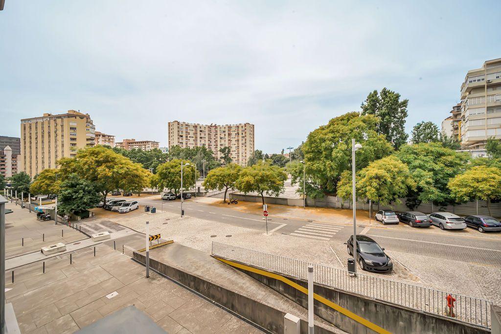 Apartamento T2 com Vista Panorâmica em Entrecampos - Image 31