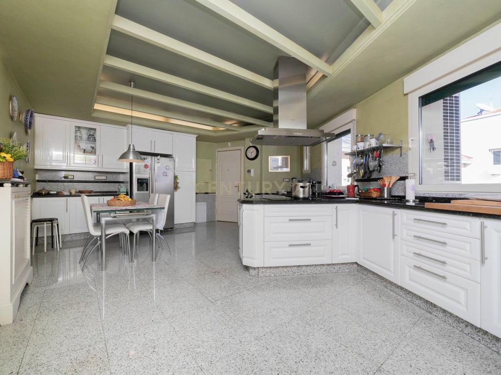 Luxuoso Apartamento T5 com Vista Panorâmica em Madrid - Image 22