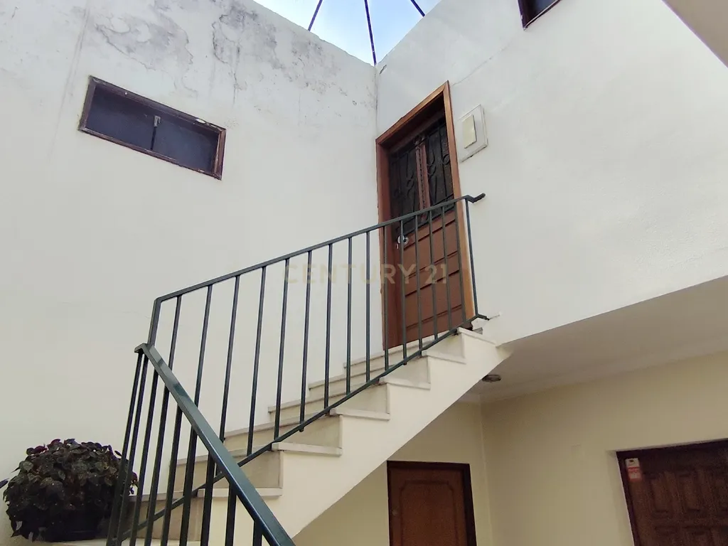Oportunidade Única, Sótão de 84m² para Recuperação - Image 5