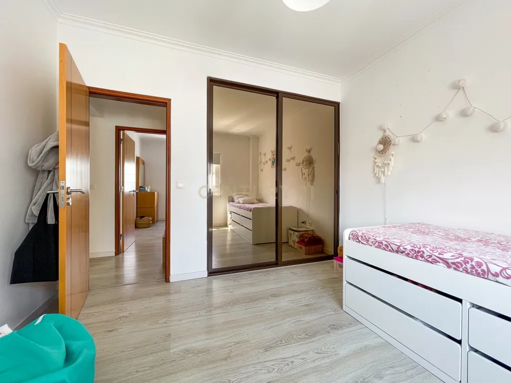 Moradia T3 Renovada com Terraço na Quinta do Conde – Sesimbra - Image 21