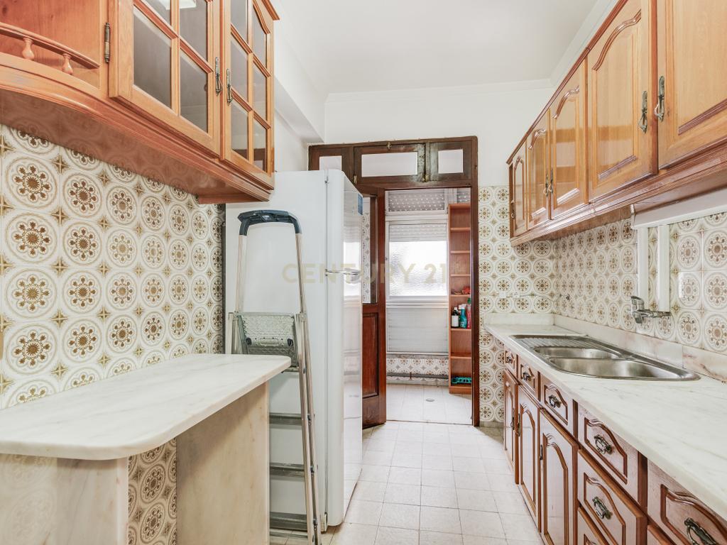 Apartamento T4 com Boas Áreas - Prt Av. Cidade Lourenço Marques - Olivais - Image 20