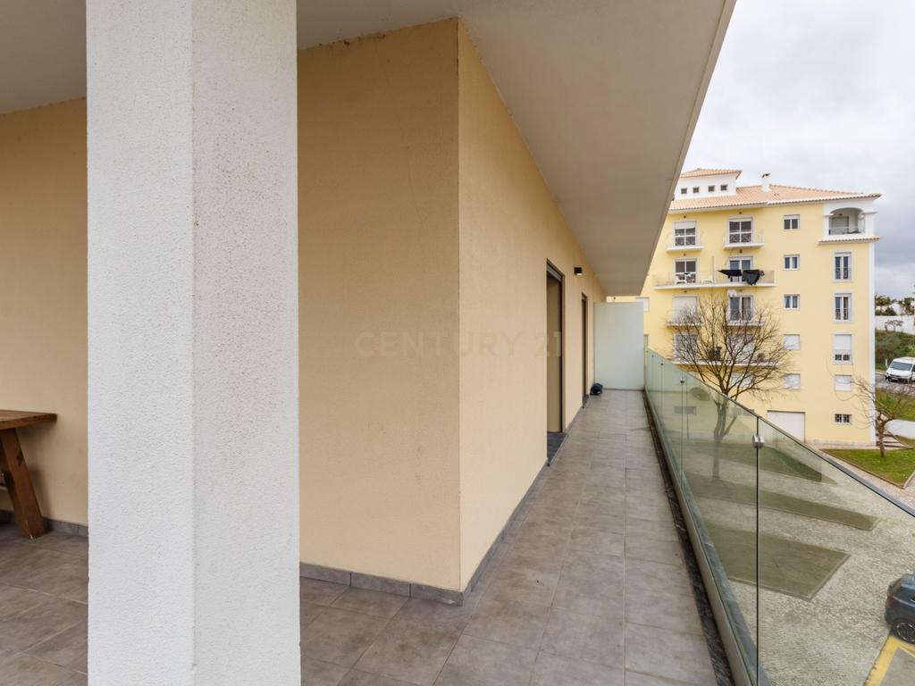 T2 Semi-Novo (2023) | Terraço/Varanda em U de 60 m² | Parqueamento + Arrecadação | Elevador | Quinta da Várzea, Sobreda (Almada) - Image 8
