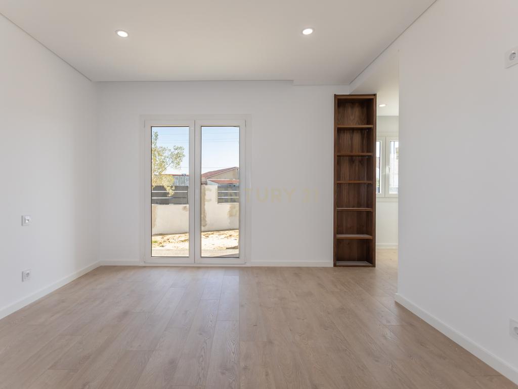 Carisma e boas áreas na sua Moradia Nova T4 Suites!!! no Pinhal do General - Image 29