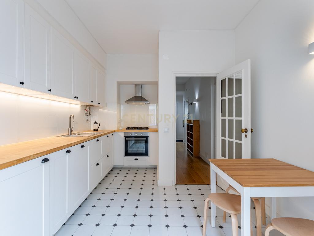 Apartamento T2 renovado, com estacionamento e elevador, em Campo de Ourique, Lisboa - Image 11