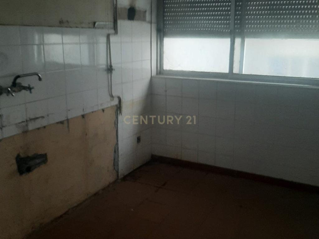 Andar de prédio com 6 divisões, 3 WC, com afetação a serviços / escritórios junto ao rio Douro - Image 8