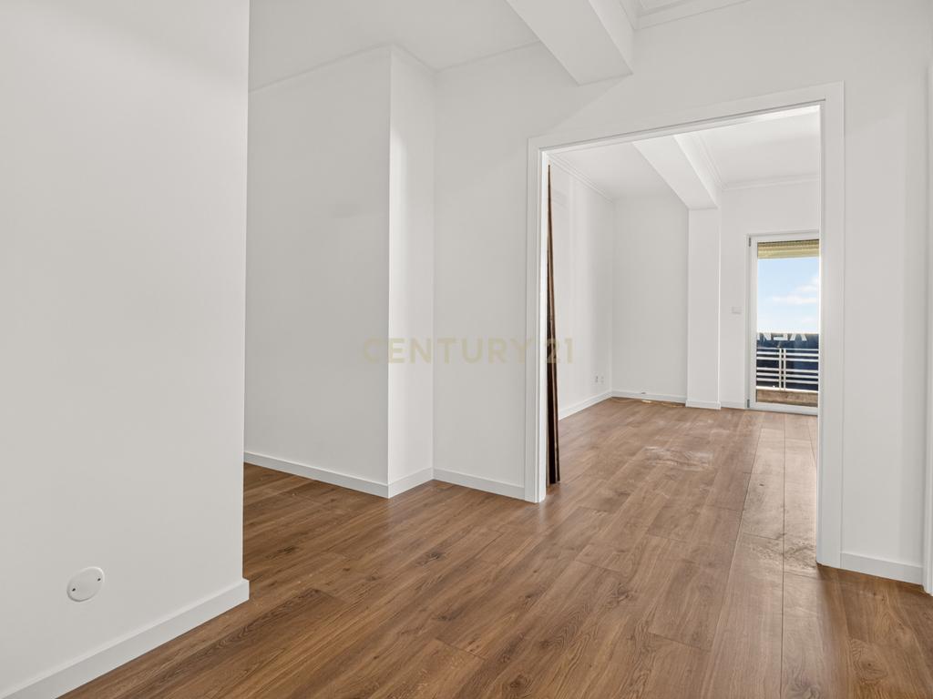 T3 REMODELADO EM SÃO VICENTE | 142 M² | ELEVADOR | GARAGEM | VARANDA COM VISTA SOBRE BRAGA - Image 11