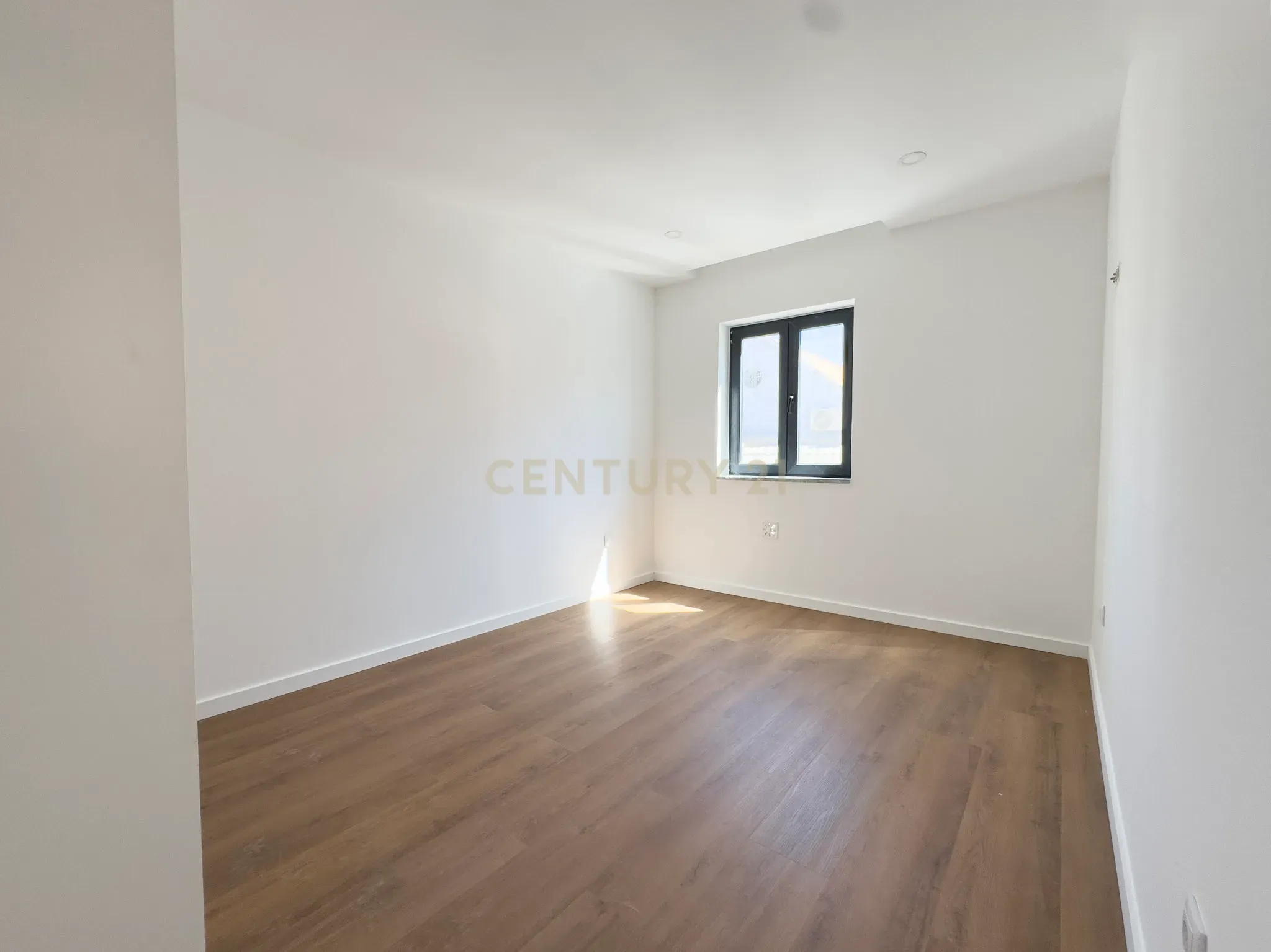 Fotografia 9 de Apartamento Duplex T5 Novo com Terraço na Cova da Piedade
