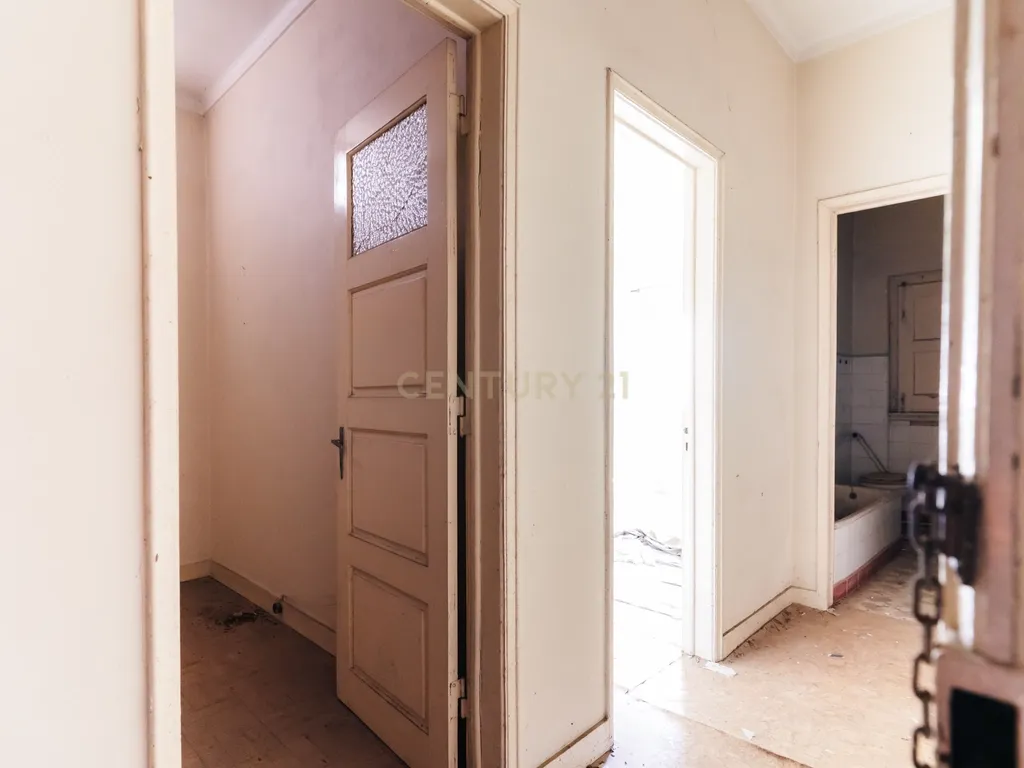 Prédio para remodelação no Entroncamento junto à estação de comboios - Image 22