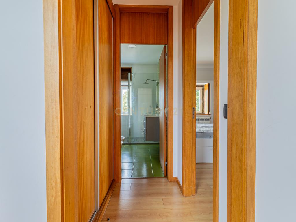 T5 com 3 Suites e Terreno com Rio | Natureza, Espaço e Conforto - Image 27