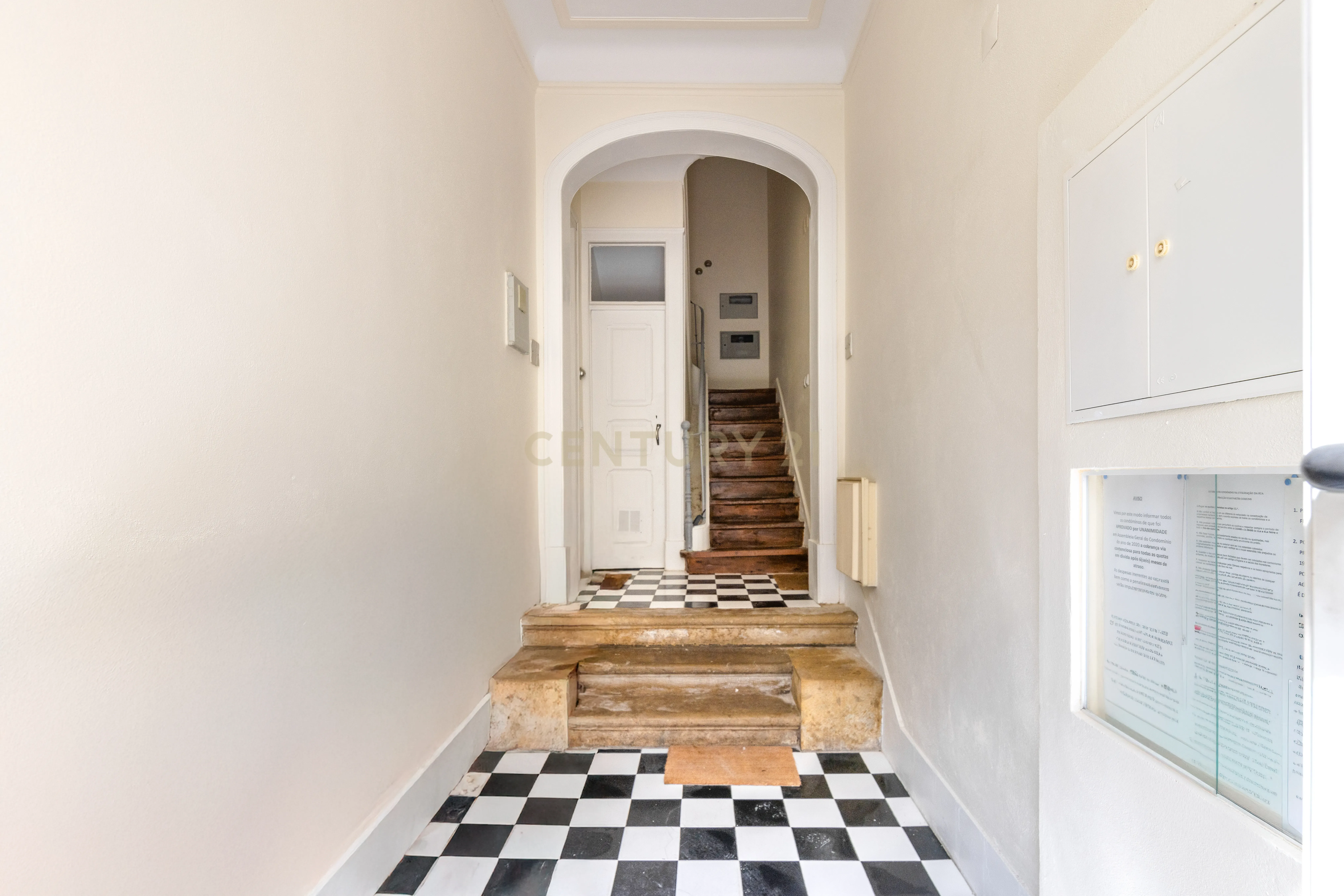 T1 Totalmente Remodelado em Campo de Ourique – Vista Deslumbrante e Charme Contemporâneo - Image 18