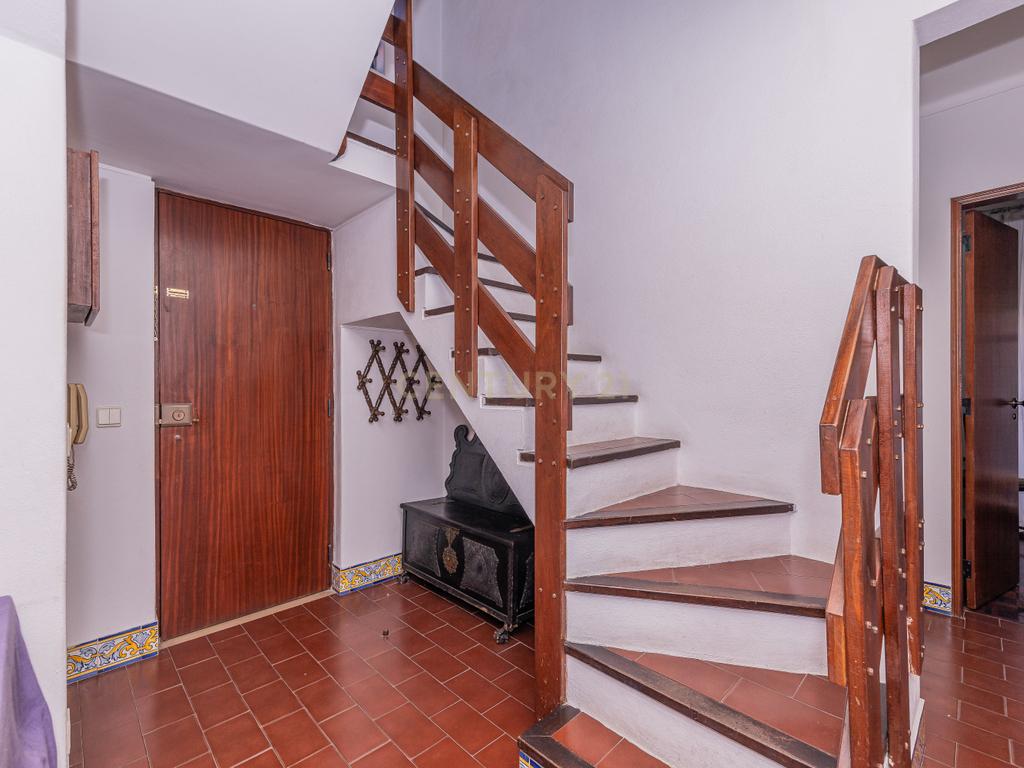 T4 Duplex na Vila de Sesimbra – Ideal para Férias em Família - Image 8