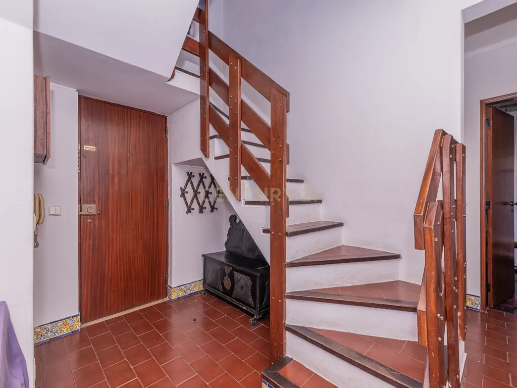 T4 Duplex na Vila de Sesimbra – Ideal para Férias em Família - Image 8