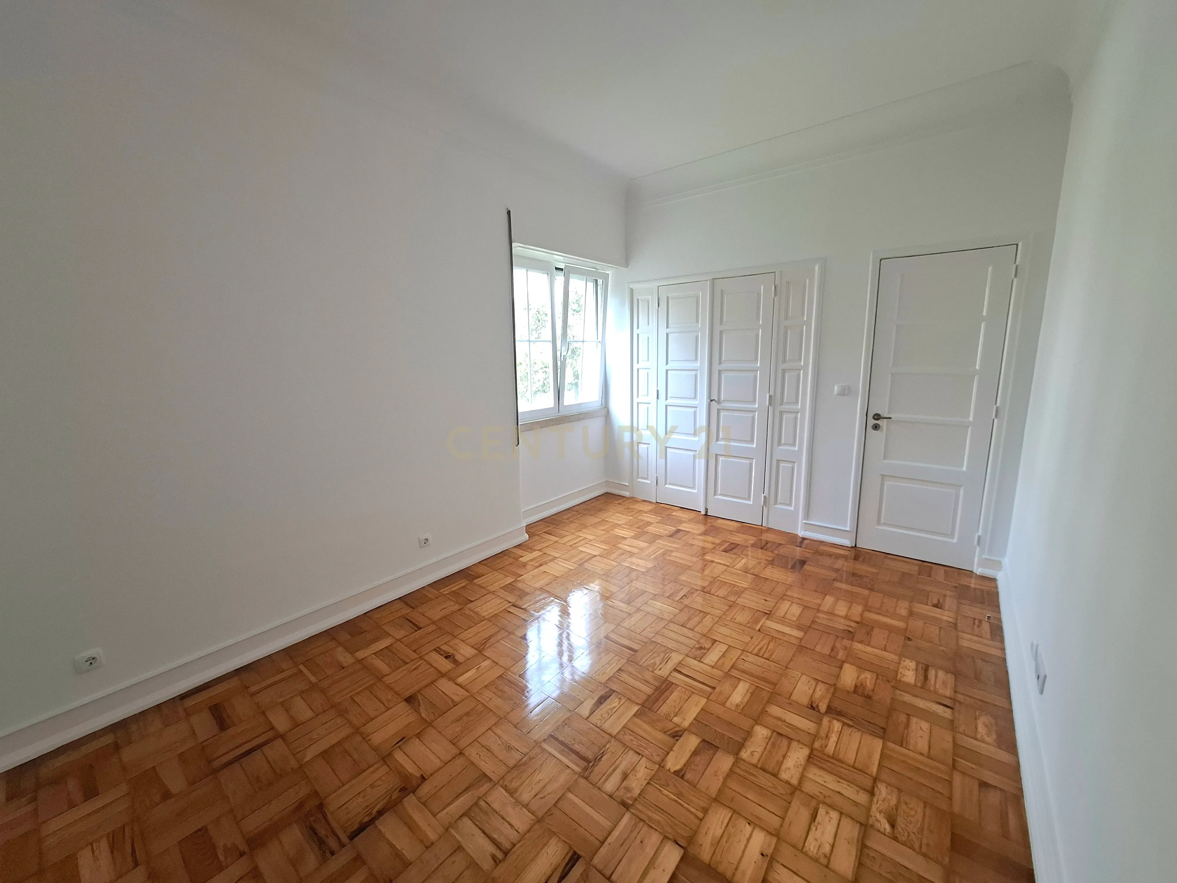 Apartamento T5 renovado e convertido em T4, com uma grande varanda tipo terraço na sala, em Alvalade - Image 16