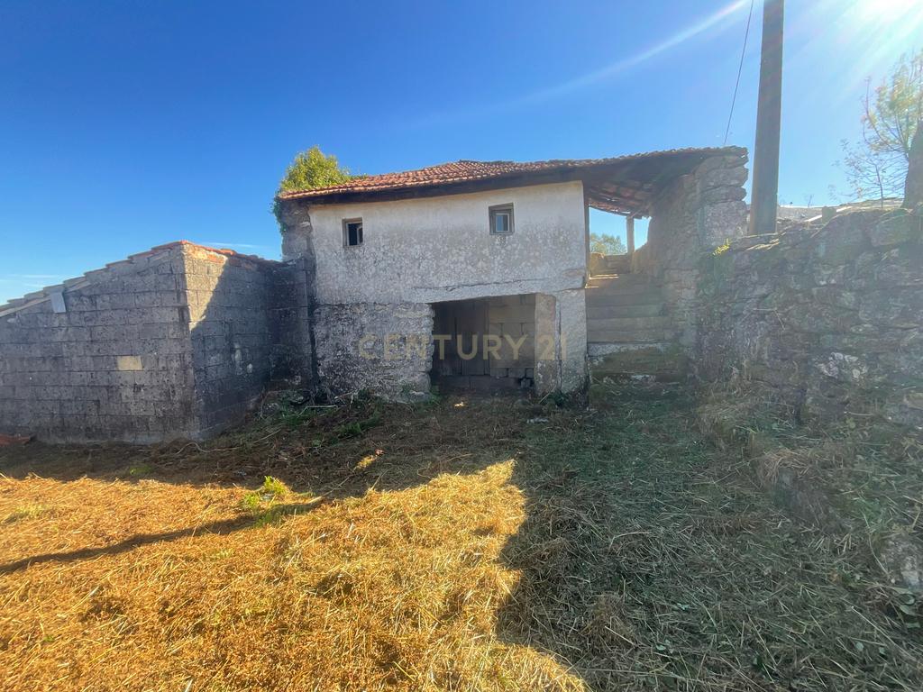 Moradia para restauro em Boivão, Valença - Image 2