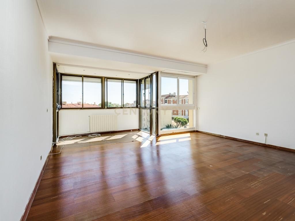 T4 com Vista de Rio nos Olivais – Uma Oportunidade para Remodelar a Seu Gosto! - Image 1