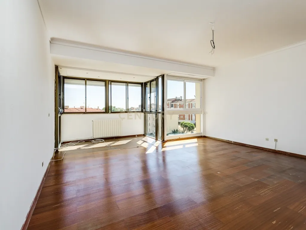 T4 com Vista de Rio nos Olivais – Uma Oportunidade para Remodelar a Seu Gosto! - Image 1