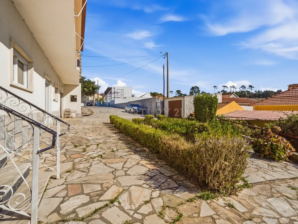 Moradia T7 de dois pisos com garagem, jardim e anexos | Terreno 894 m² na Paz em Mafra - Image 42