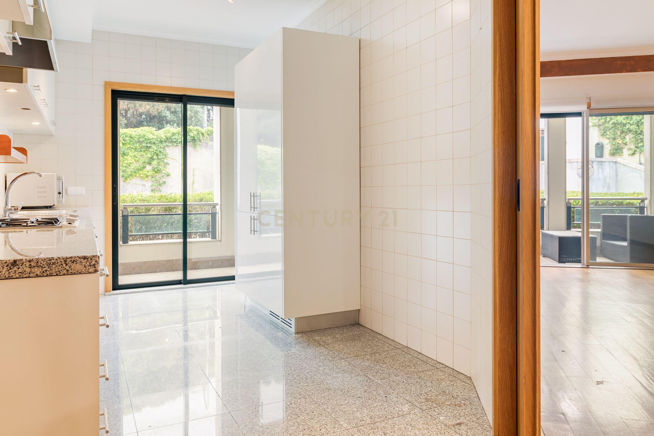Fotografia 8 de Apartamento T1 com segurança privada, piscina, garagem e arrecadação no condomínio Villa Restelo, Belém. Para Arrendar!