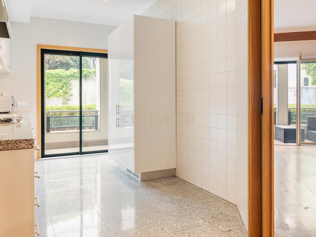 Apartamento T1 com segurança privada, piscina, garagem e arrecadação no condomínio Villa Restelo, Belém. Para Arrendar! - Image 8