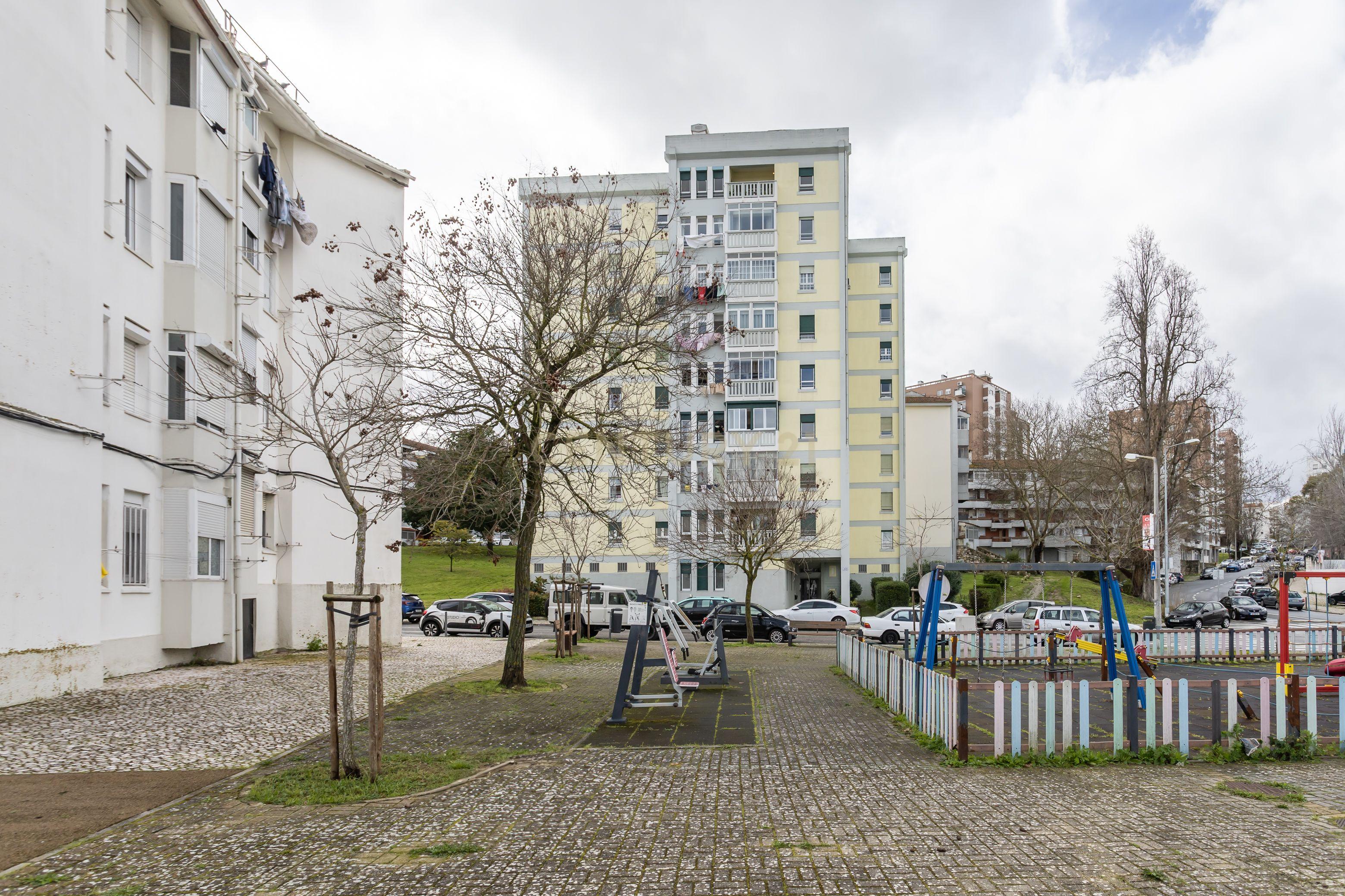 Apartamento T4 em Lisboa com Vista Panorâmica e Acessibilidade - Image 41