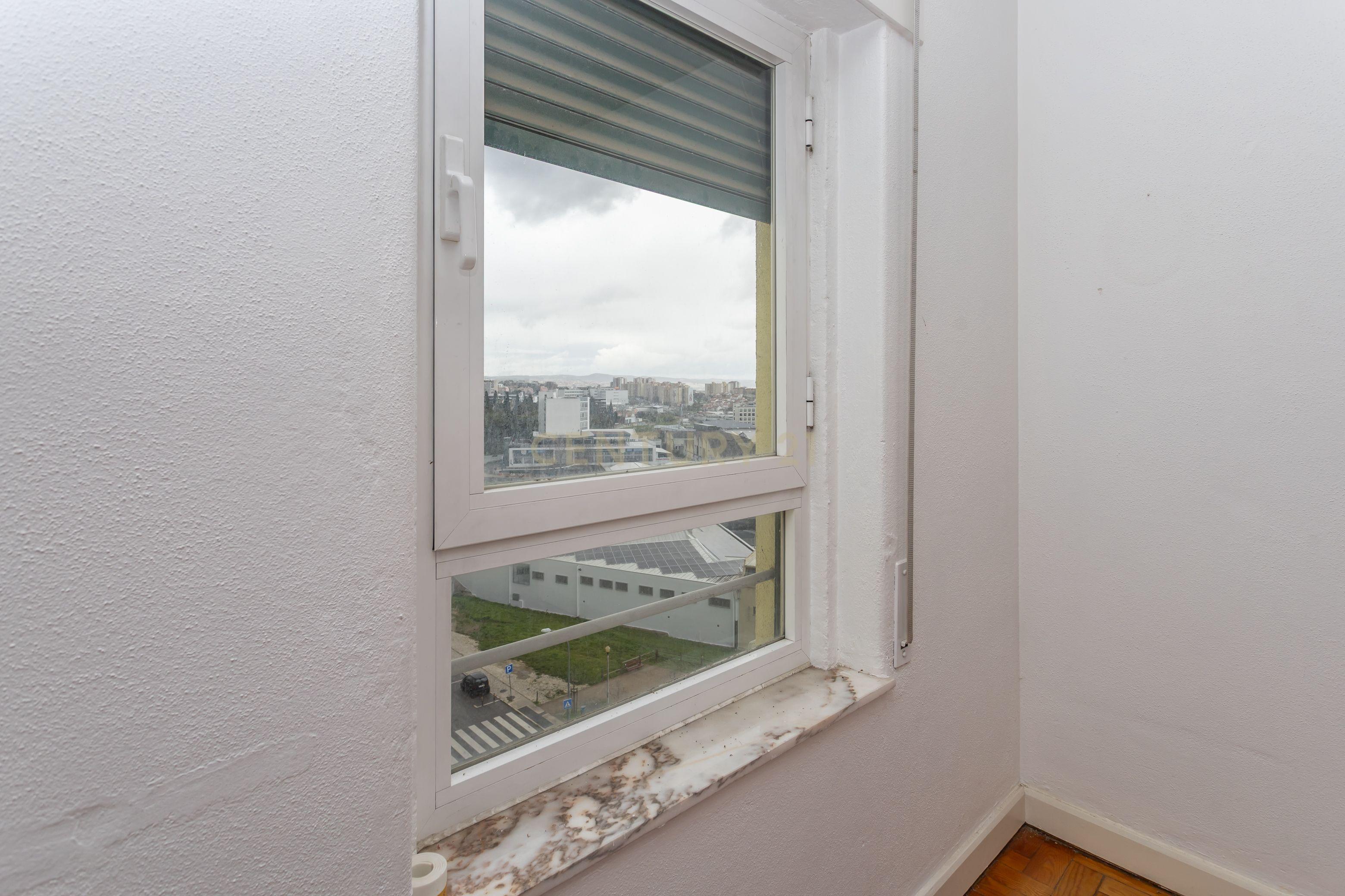 Apartamento T4 em Lisboa com Vista Panorâmica e Acessibilidade - Image 32