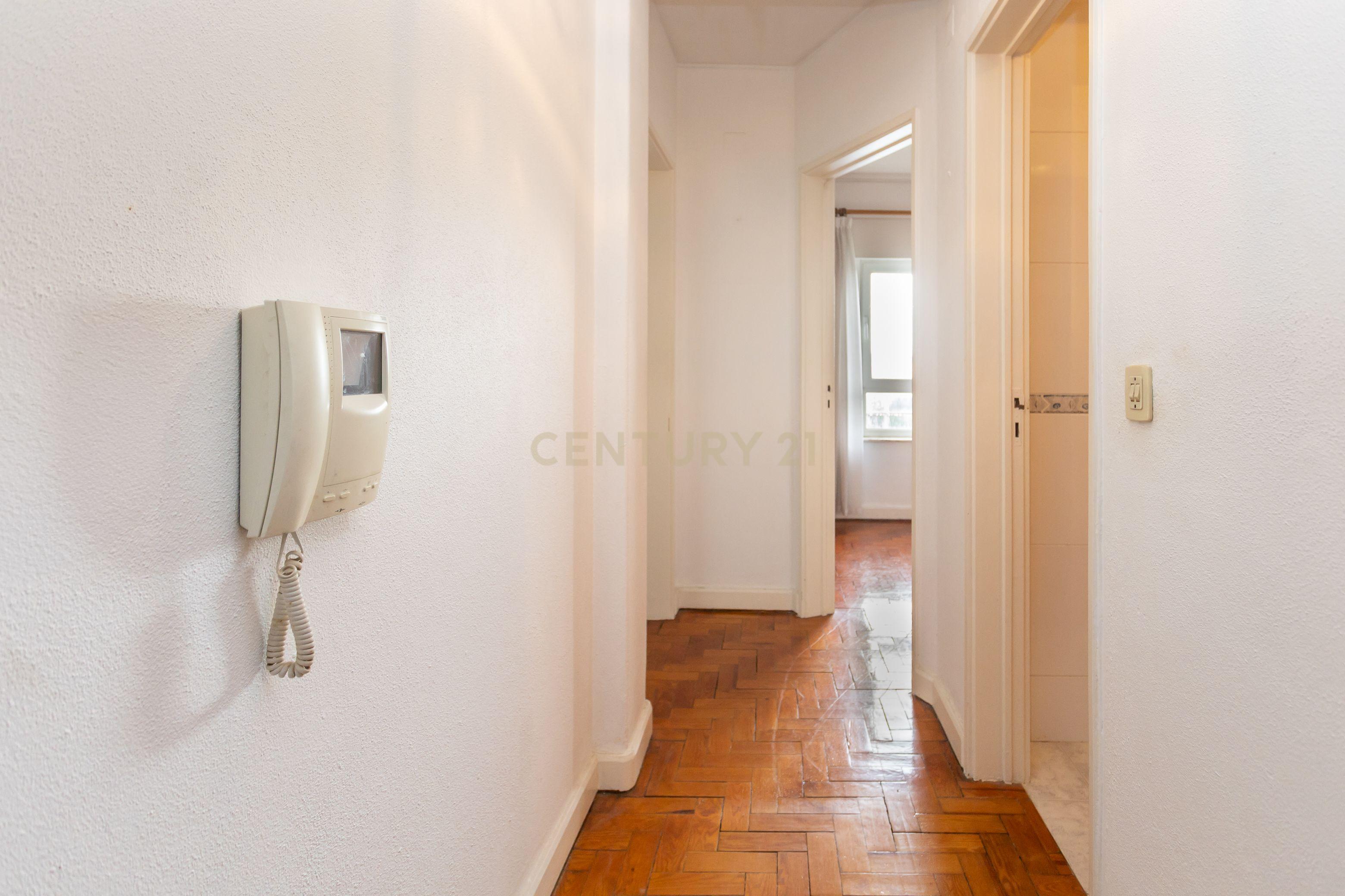 Apartamento T4 em Lisboa com Vista Panorâmica e Acessibilidade - Image 19