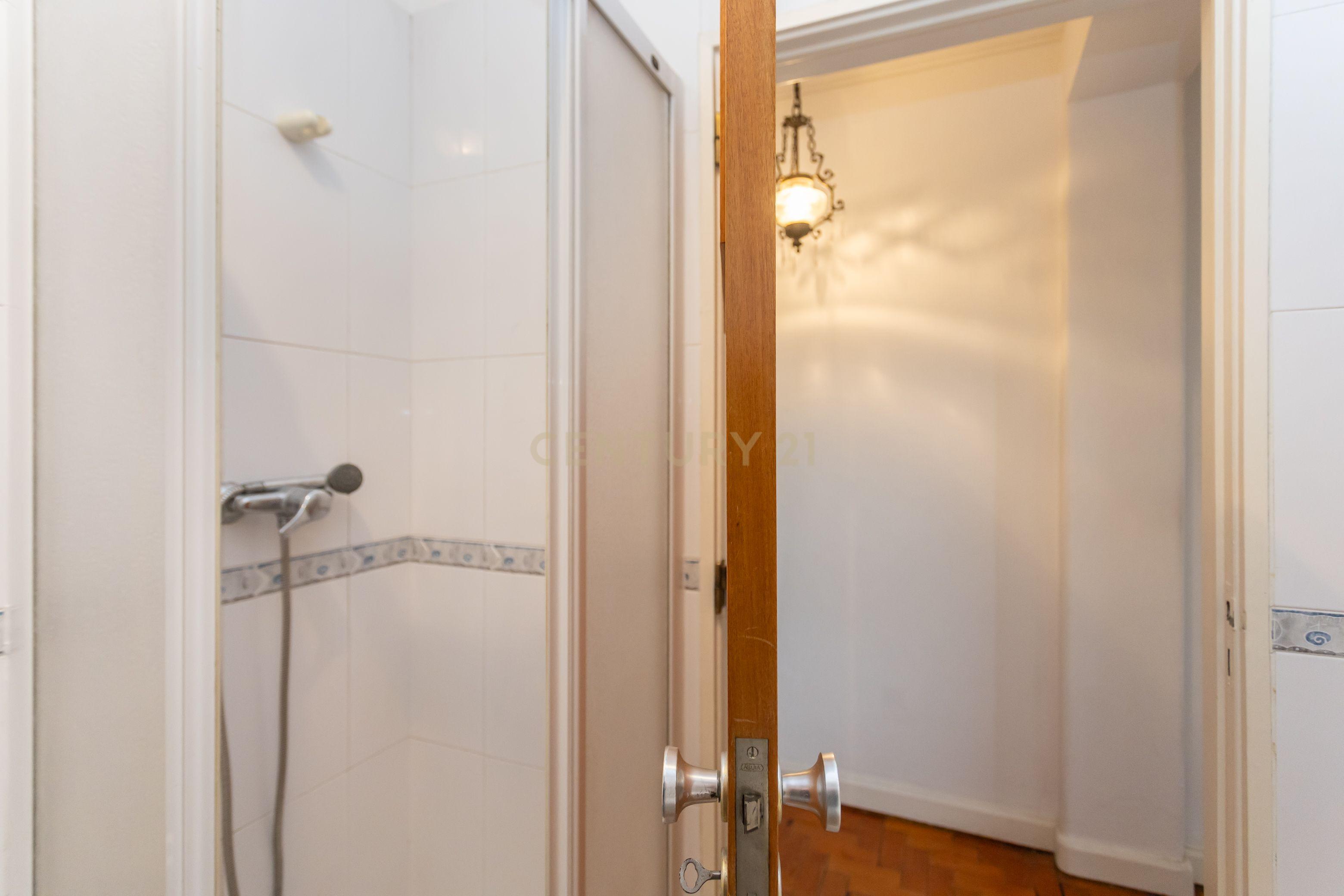 Apartamento T4 em Lisboa com Vista Panorâmica e Acessibilidade - Image 18
