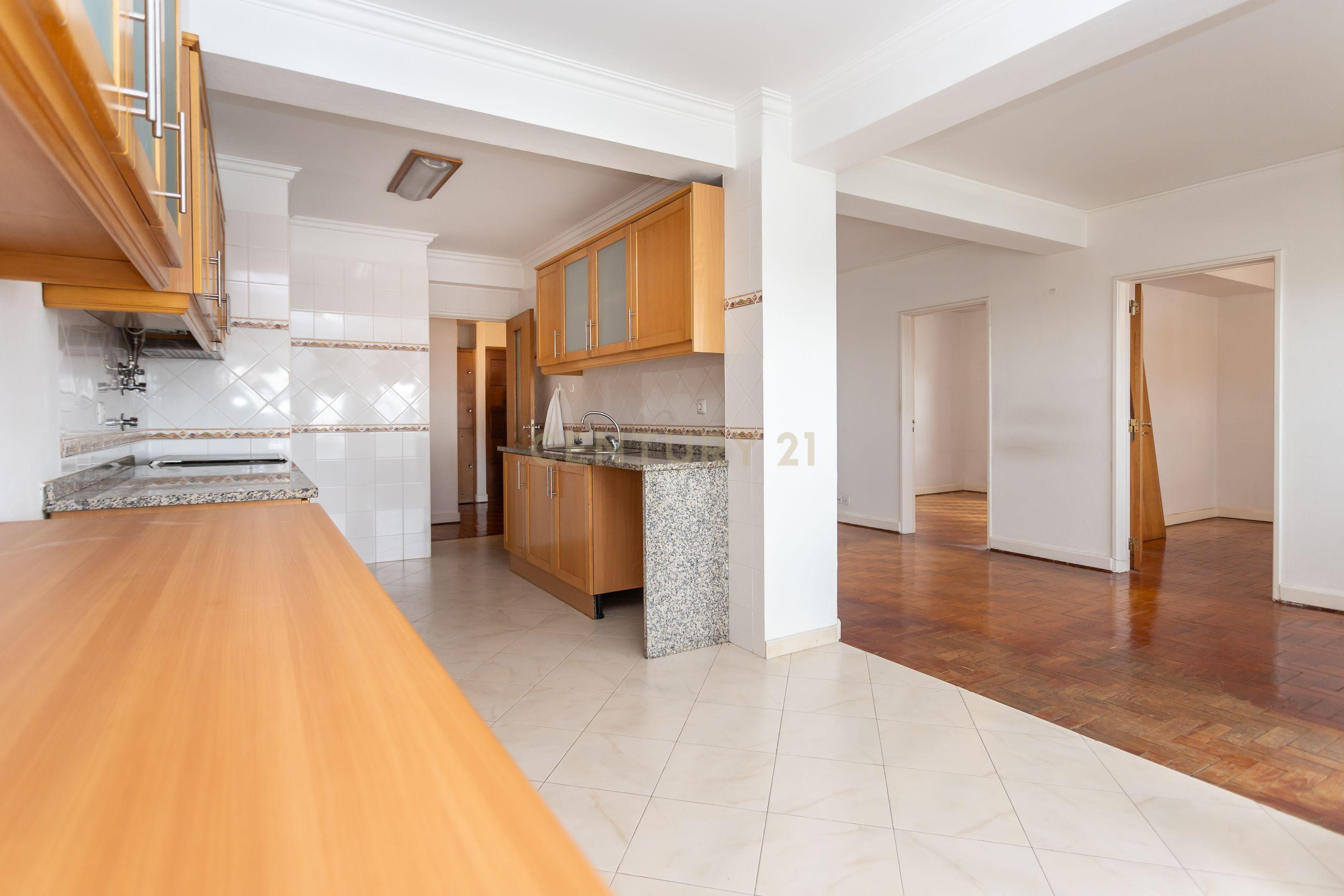 Apartamento T4 em Lisboa com Vista Panorâmica e Acessibilidade - Image 7