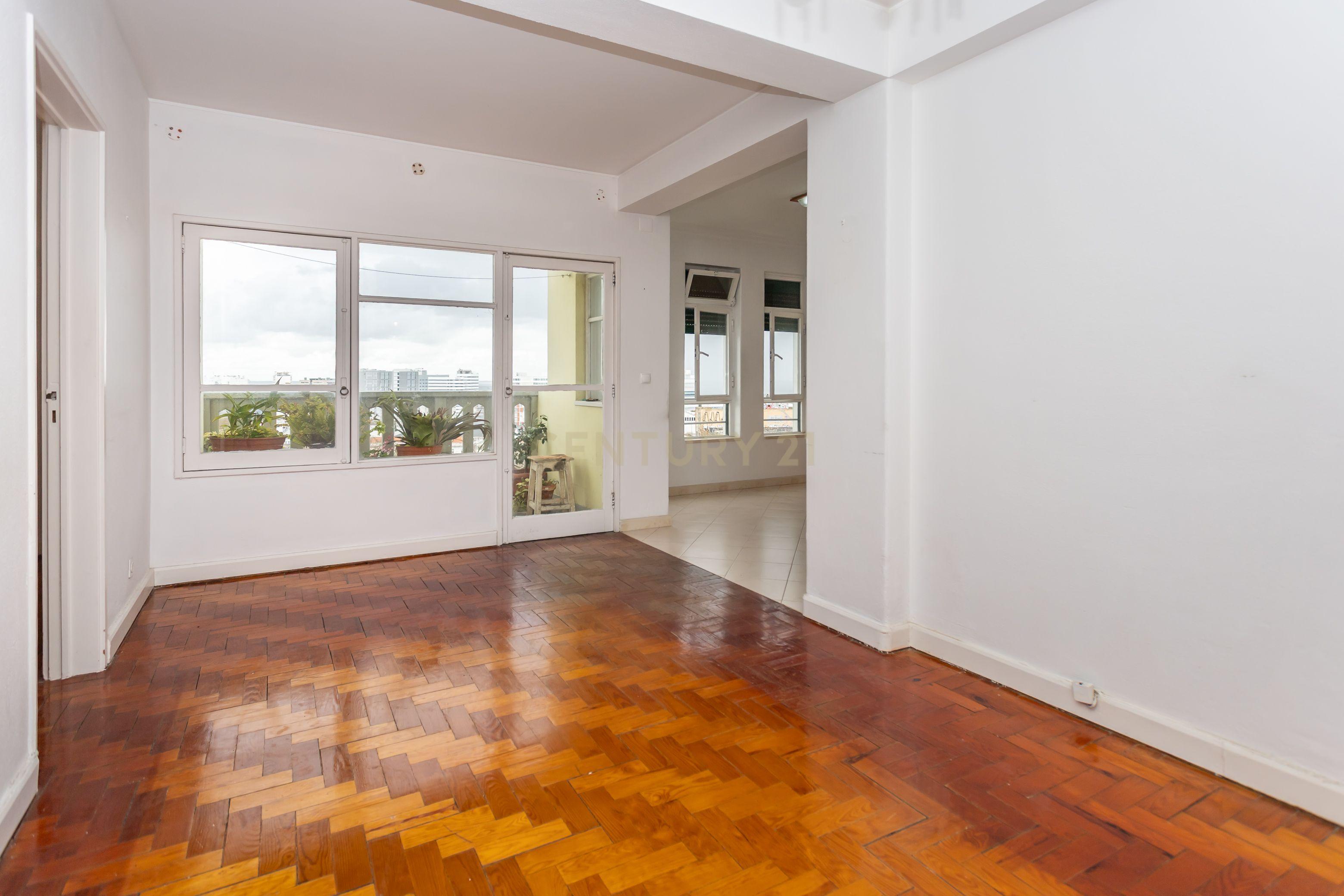 Apartamento T4 em Lisboa com Vista Panorâmica e Acessibilidade - Image 10