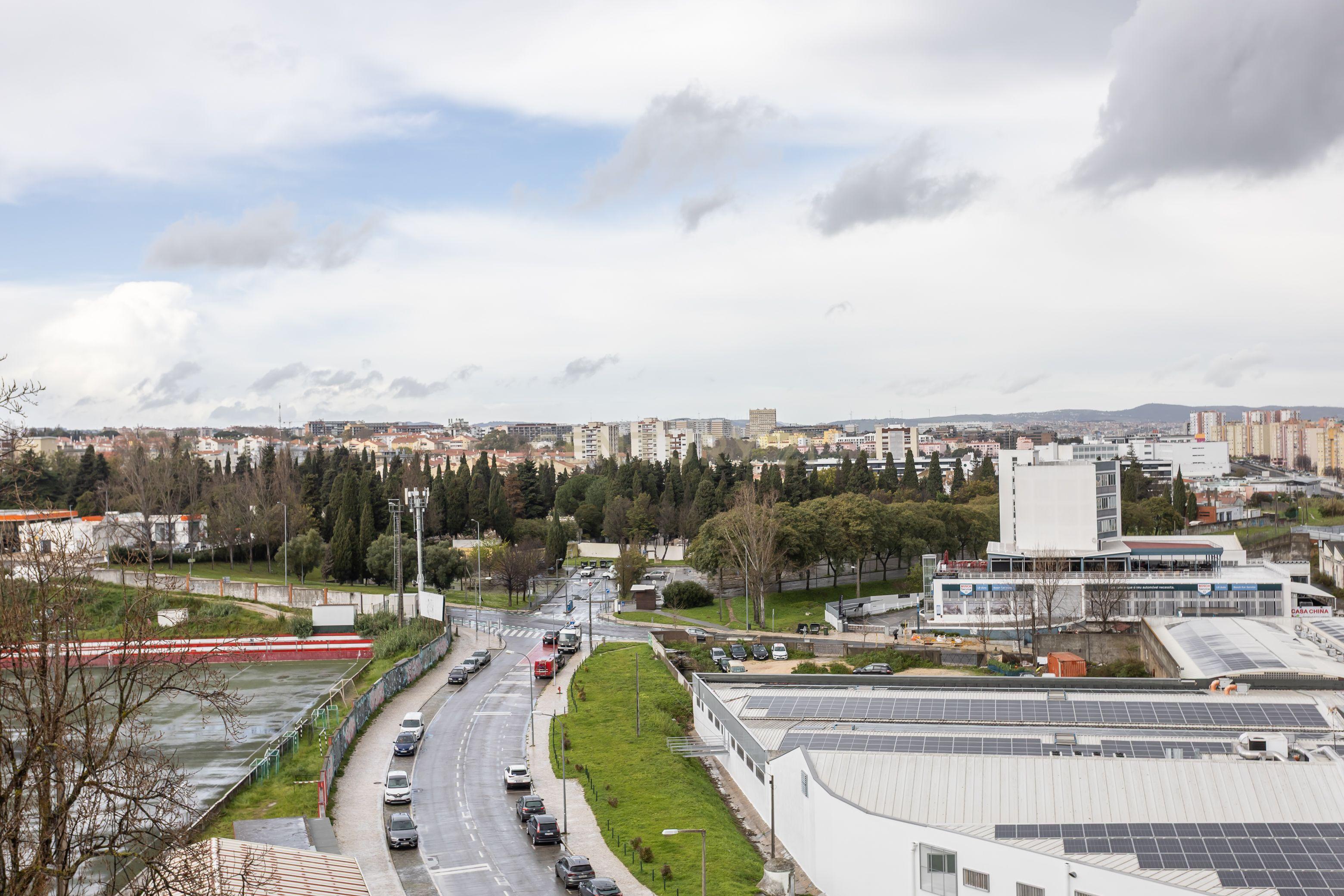Apartamento T4 em Lisboa com Vista Panorâmica e Acessibilidade - Image 46