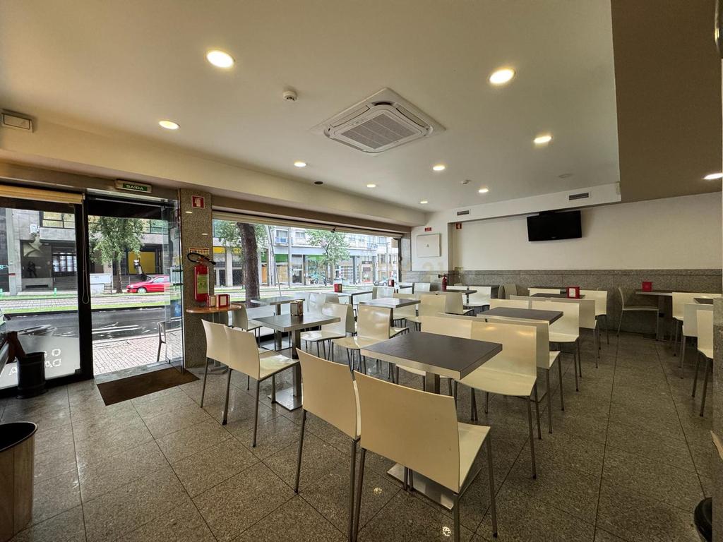 Café/Restaurante com 2 Armazéns e Loja Independente na Av. da República, Gaia - Image 1