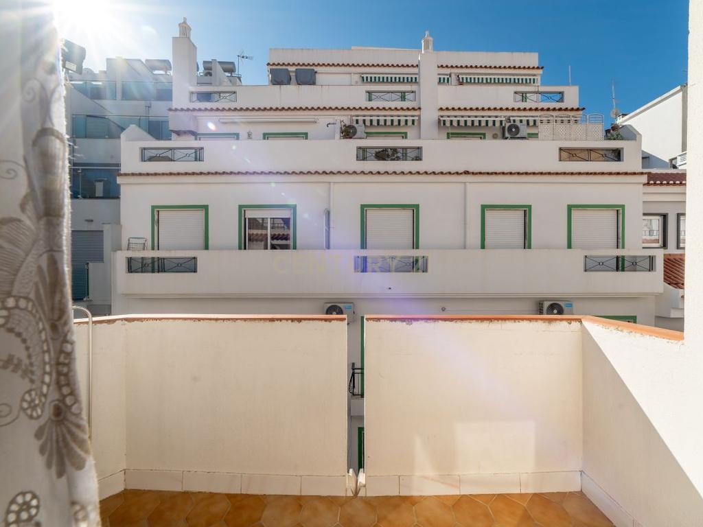 Apartamento T2 em Monte Gordo – Rua Pedonal, a poucos metros da praia - Image 5