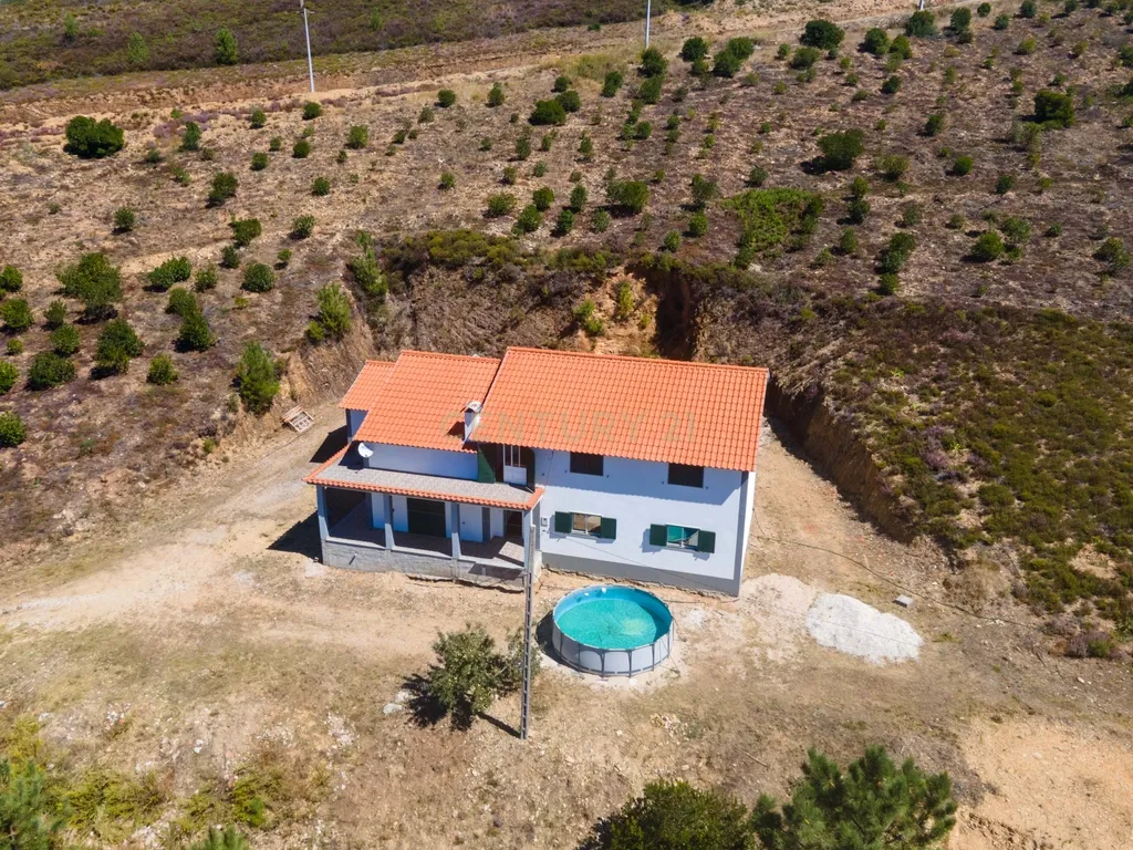 Espaço, Natureza e Tranquilidade: Moradia T6 em Cabril - Image 1