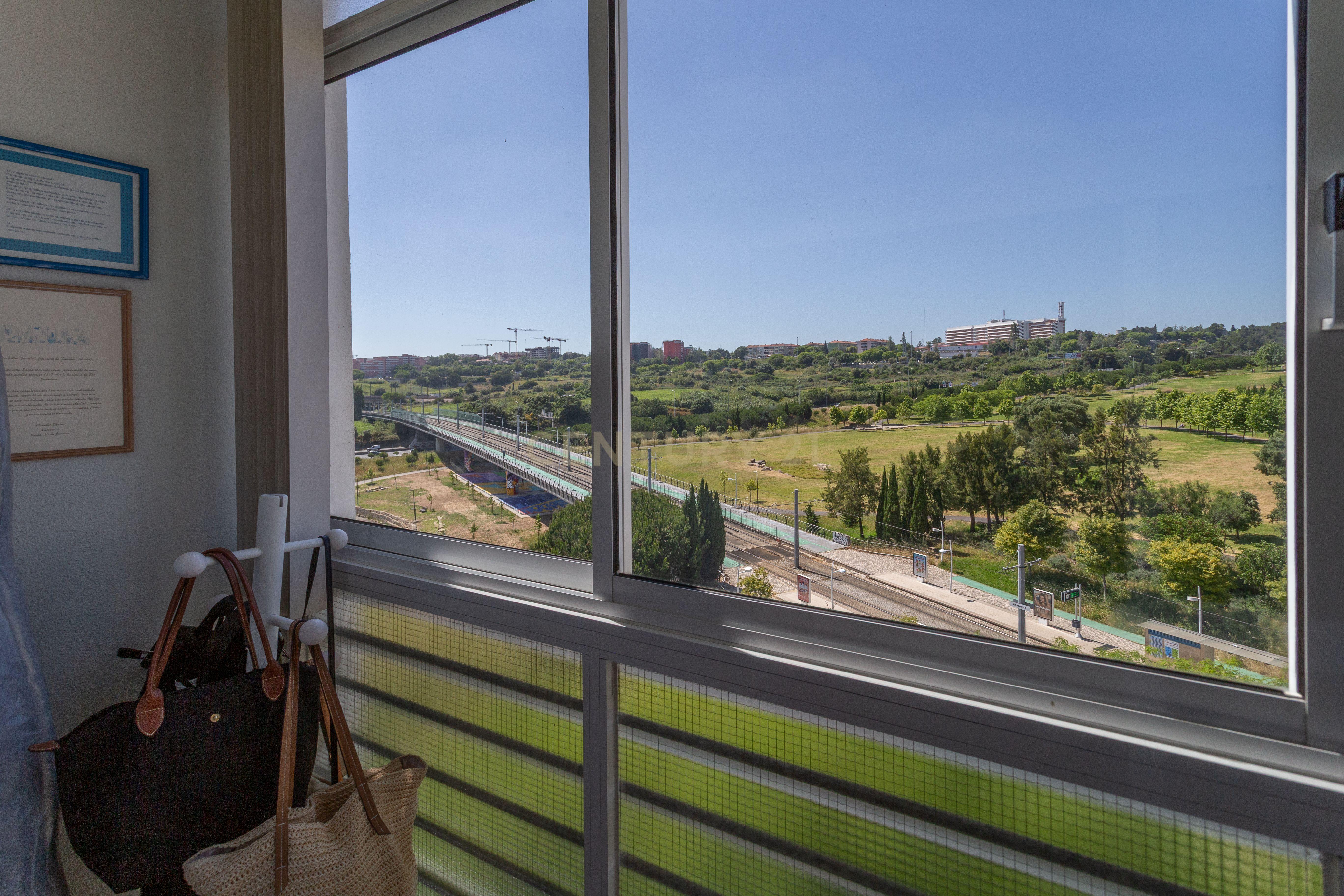 Magnifico T5 com 7 assoalhadas três frentes Almada Pragal vista magnifica prédio com dois elevadores, 50 metros da paragem do metro - Image 49