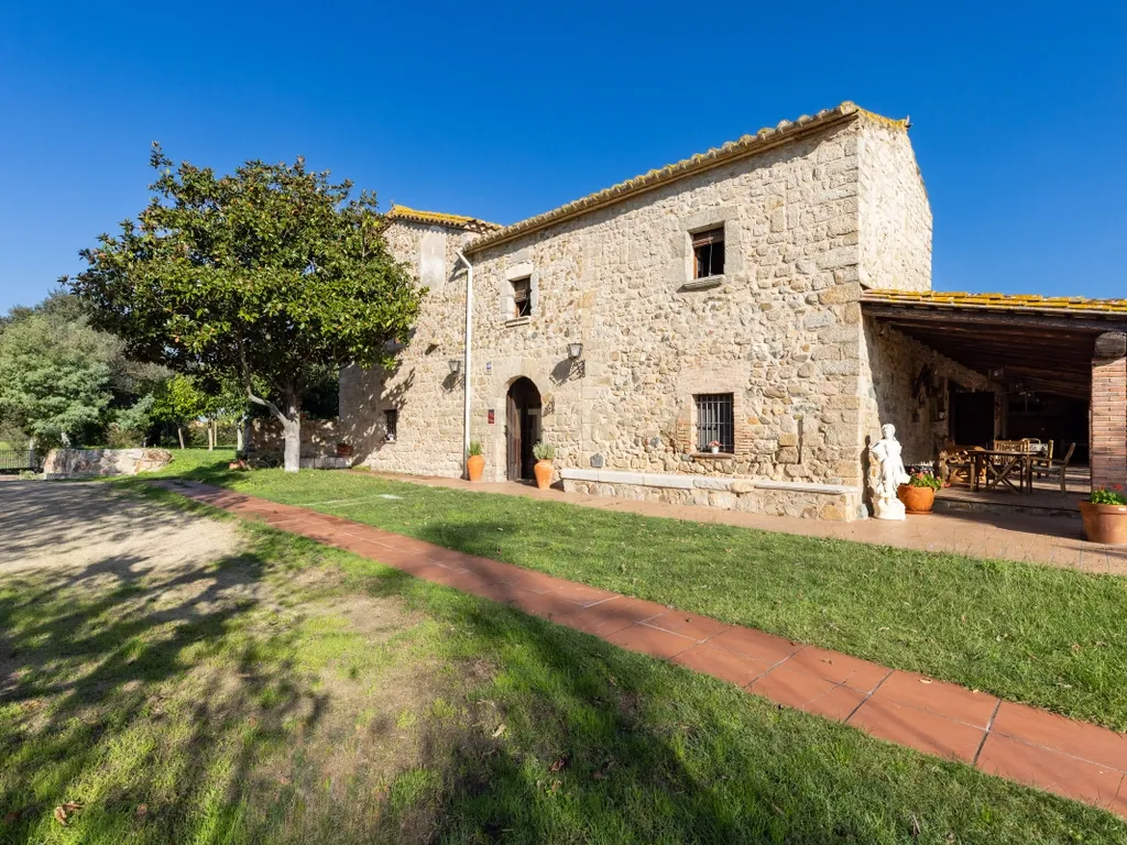 MASIA CATALANA EN VENDA A LLAGOSTERA – MÉS DE 7 HECTÀREES DE TERRENY, LLICÈNCIA TURÍSTICA, PISCINA I CAMP DE FUTBOL - Image 7
