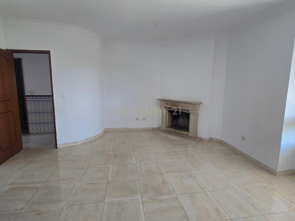 T3 com Lareira, 101m² e Duas Frentes no Centro do Barreiro - Image 14