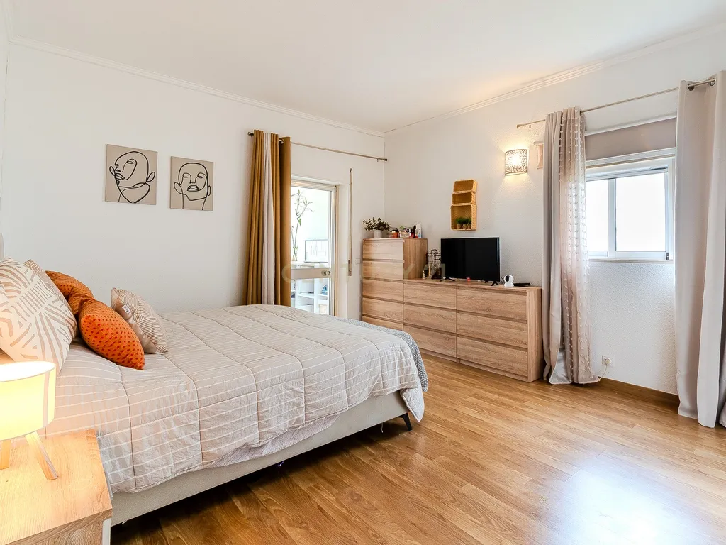 Apartamento T1+2 com Terraço Amplo em Albufeira - Image 13