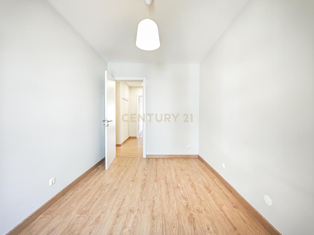 Apartamento Renovado em Cascais com 3 Quartos e Varanda - Image 23