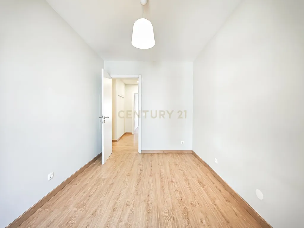 Apartamento Renovado em Cascais com 3 Quartos e Varanda - Image 23