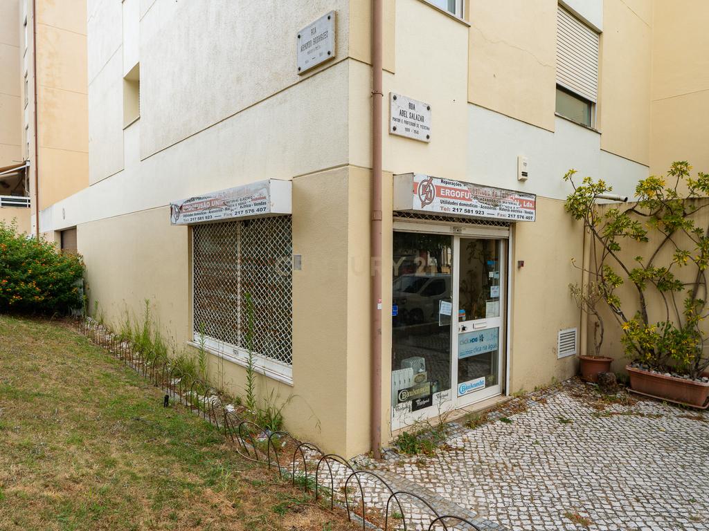Loja comercial de esquina no Lumiar – junto ao Colégio Planalto - Image 3