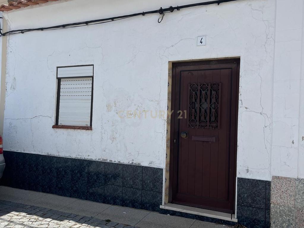 Moradia T2 , perto da praia, para Recuperar em Oriola, Évora. - Image 1