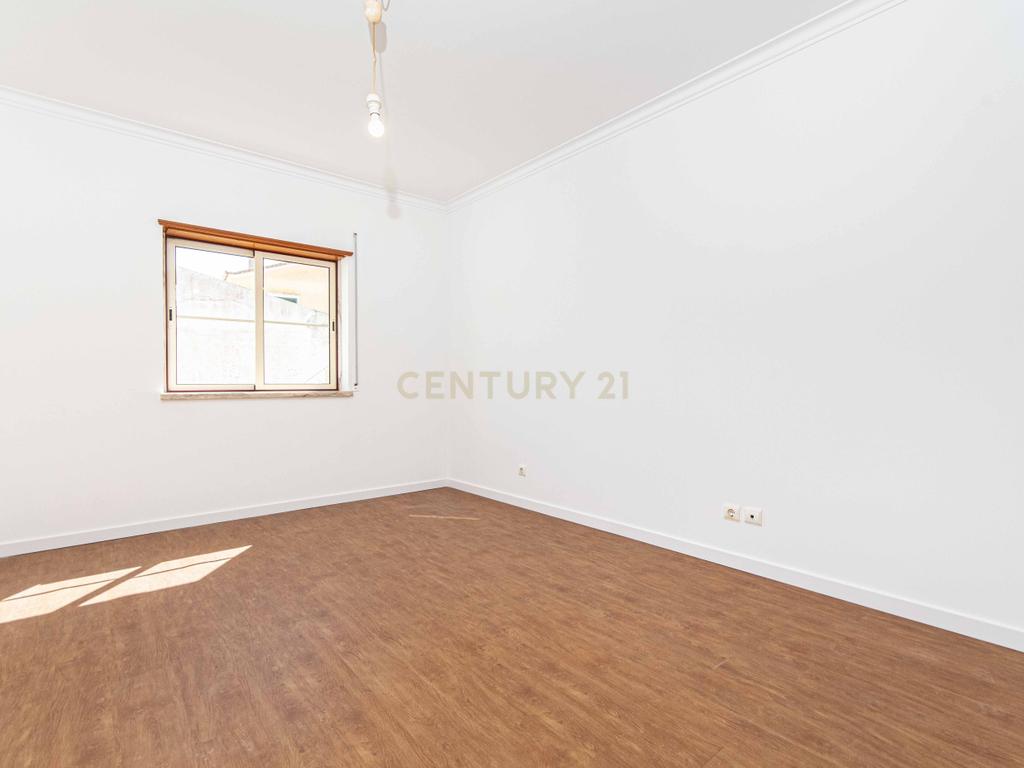 Espaçoso Apartamento T2 Póvoa da Galega com Terraço e Vista Desafogada - Image 14