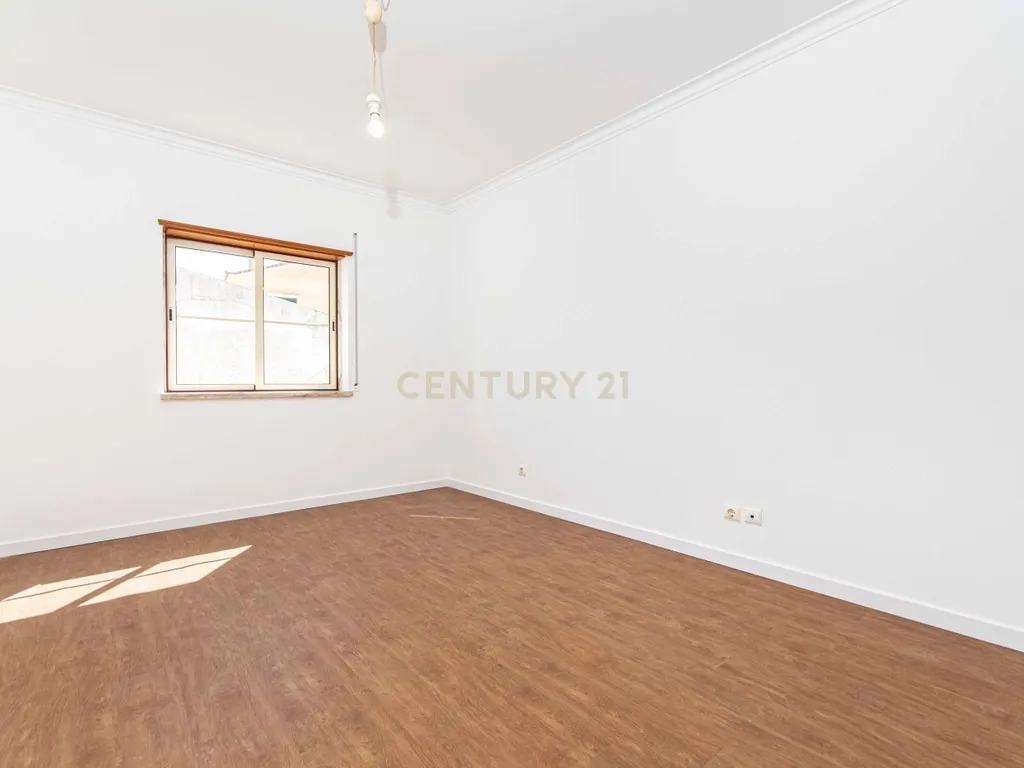 Espaçoso Apartamento T2 Póvoa da Galega com Terraço e Vista Desafogada - Image 14