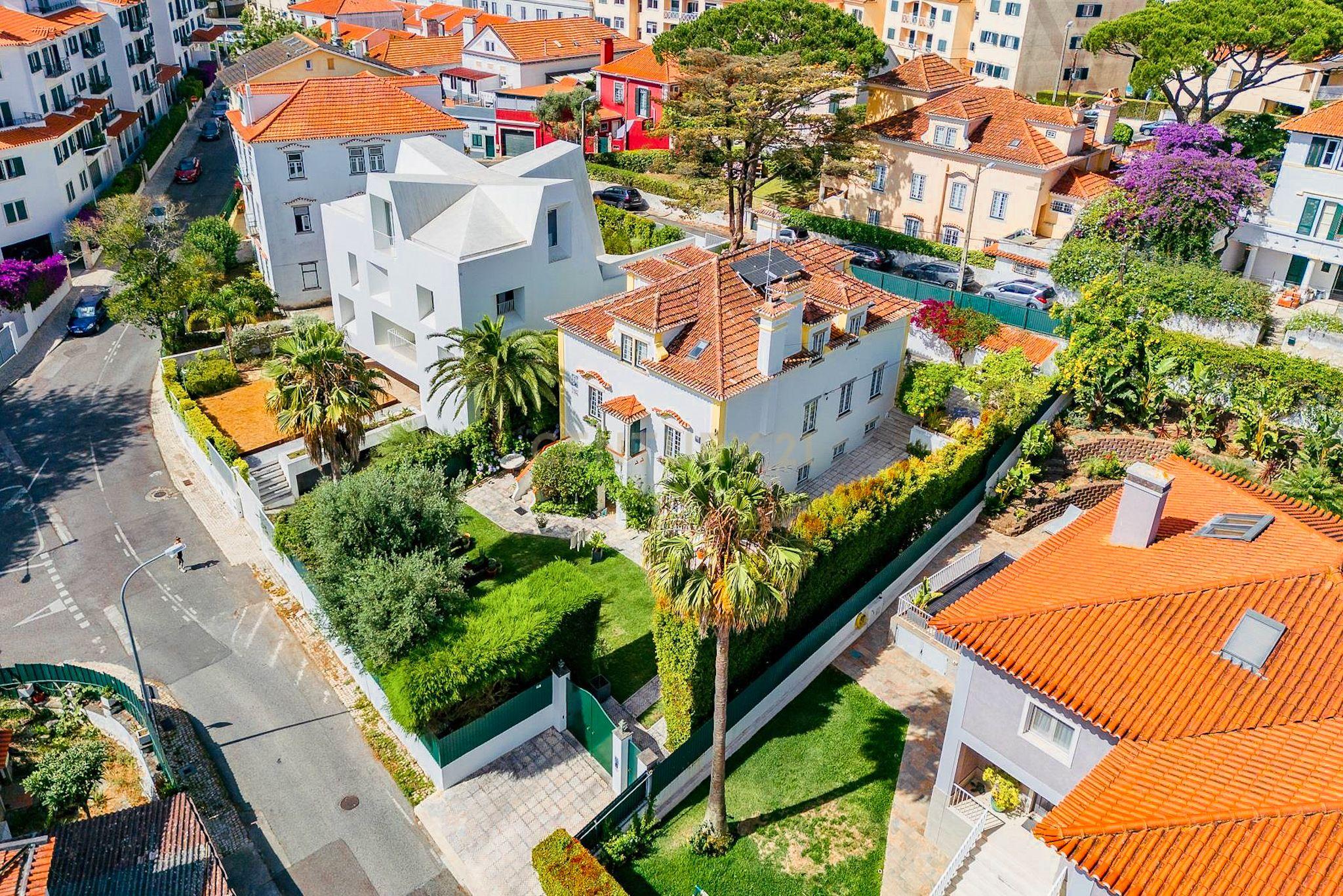 Fotografia 3 de Moradia Histórica no Monte Estoril com Apartamento Independente