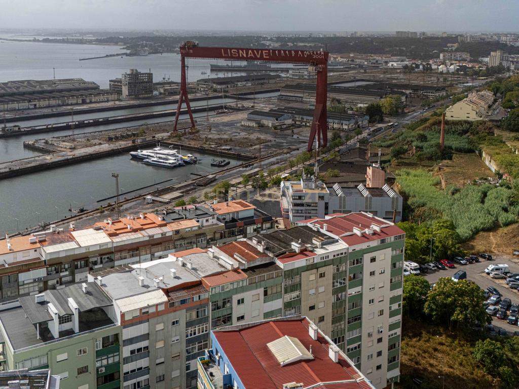 T3 Totalmente Remodelado com Vista Rio | Cacilhas, Almada - Image 39