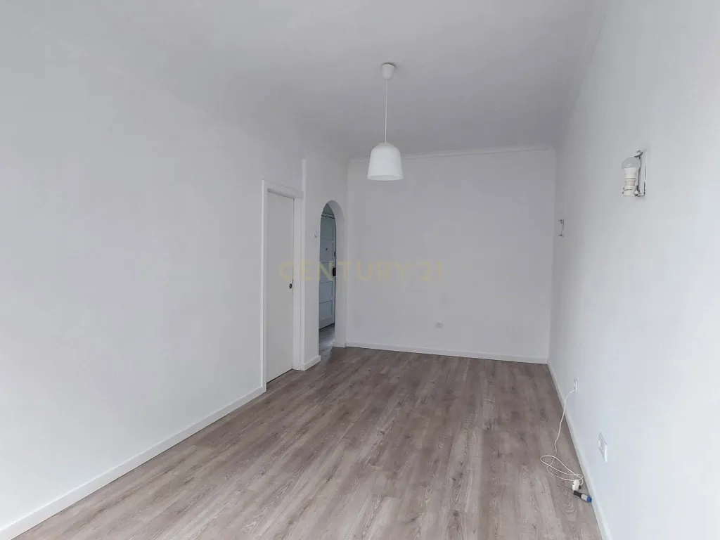 Apartamento T2 na Venteira, Amadora - Image 1