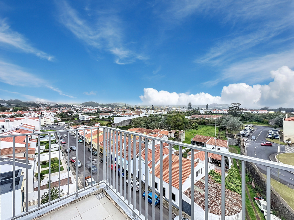 Excelente T2 com Bons Acabamentos e Acesso Rápido ao Centro Ponta Delgada! - Image 1