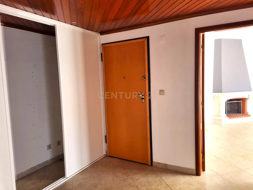 Apartamento T2 com Vista Panorâmica e garagem - Image 19