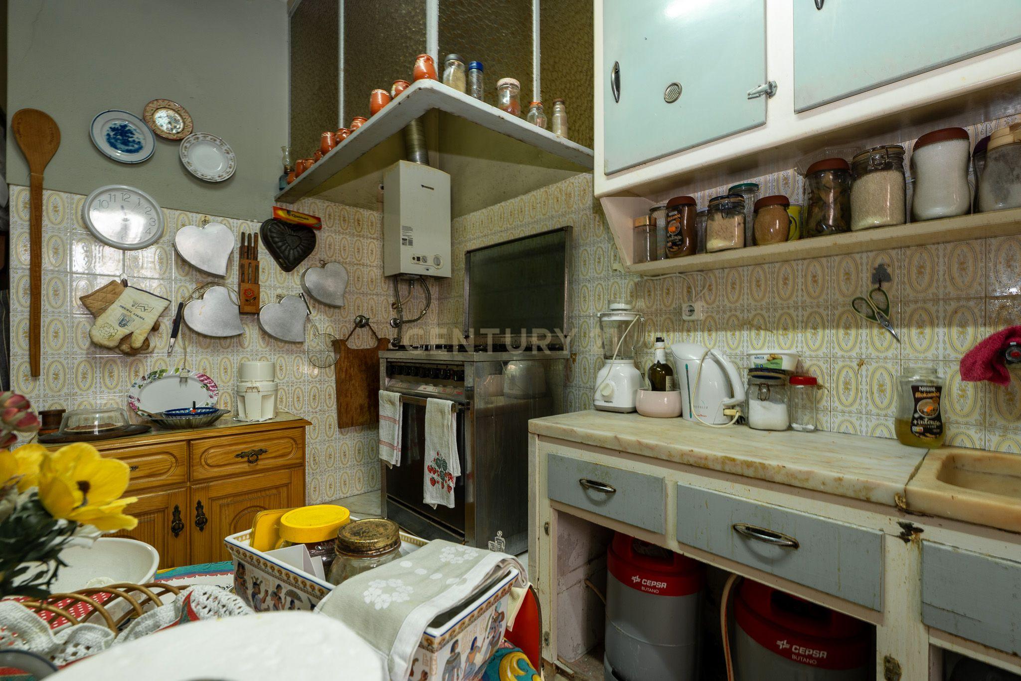 Apartamento de tipologia T3, com cerca de 115 m2, 2 WC, despensa, localizado numa das artérias principais da cidade de Odivelas, mais concretamente na Rua Professor Dr. Augusto Abreu Lopes. - Image 13