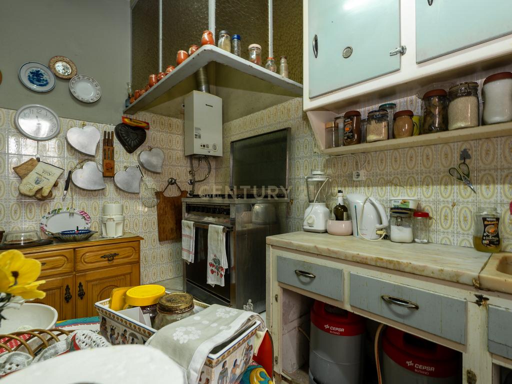 Apartamento de tipologia T3, com cerca de 115 m2, 2 WC, despensa, localizado numa das artérias principais da cidade de Odivelas, mais concretamente na Rua Professor Dr. Augusto Abreu Lopes. - Image 13